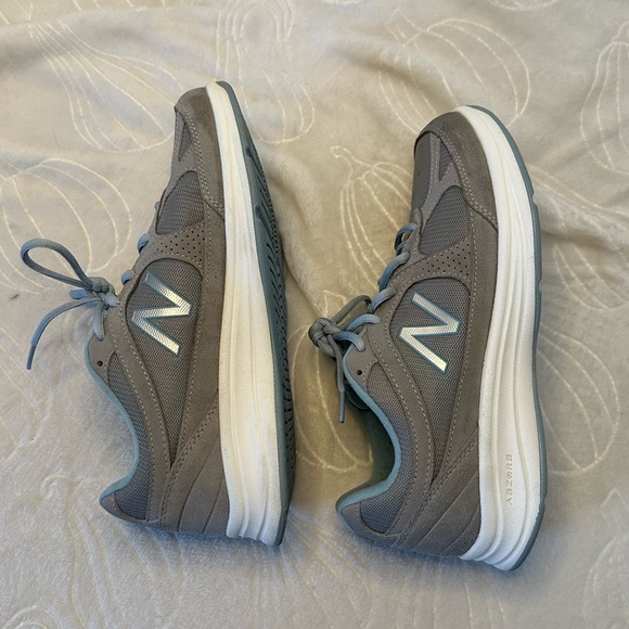 Used - New Balance Women’s Shoe 877 Silver / Grey with Blue Detail - Picture 4 of 13